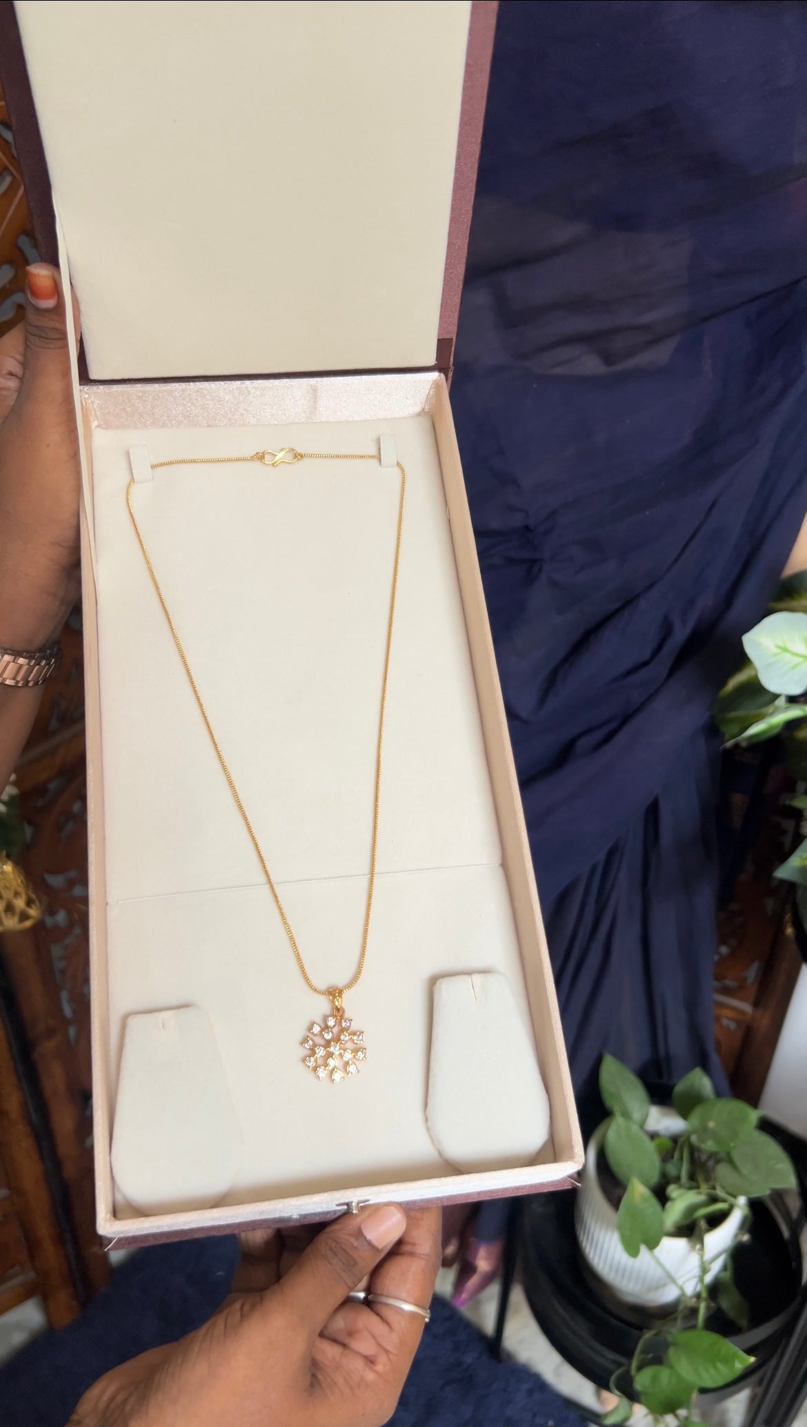 Dollar chain (kolam white)