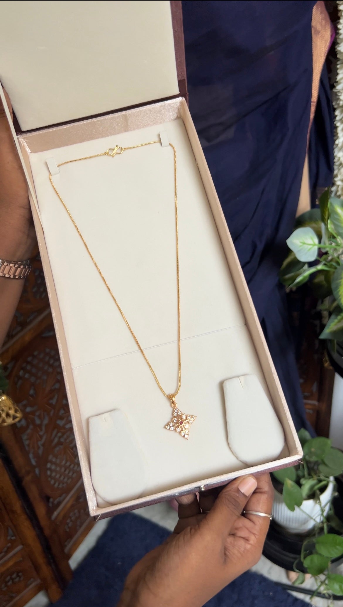 Dollar chain (diamond white with ruby)