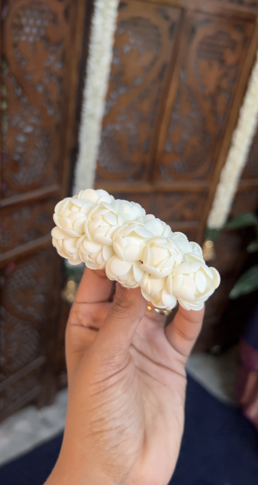 Foam Jasmine clip