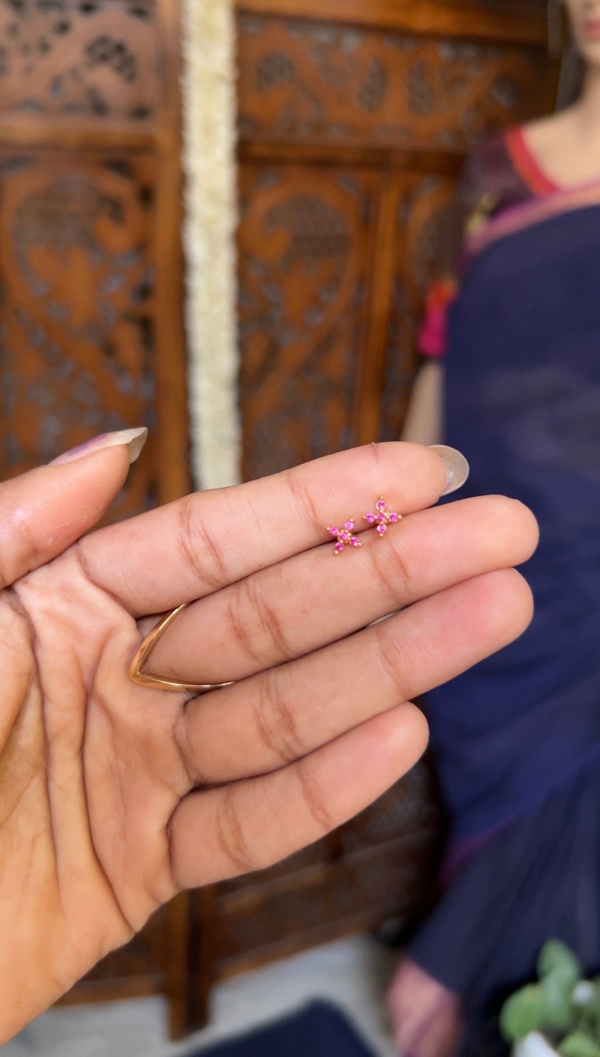Baby earstud - 5 floral ruby