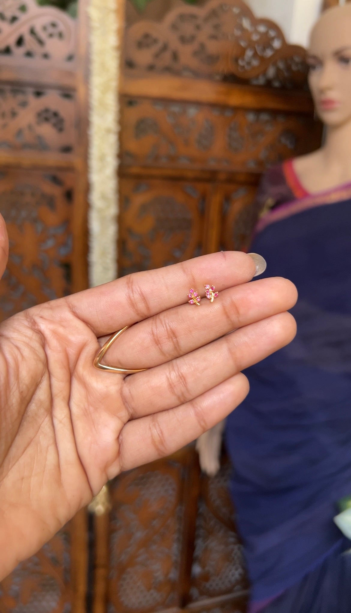Baby earstud - leafy ruby
