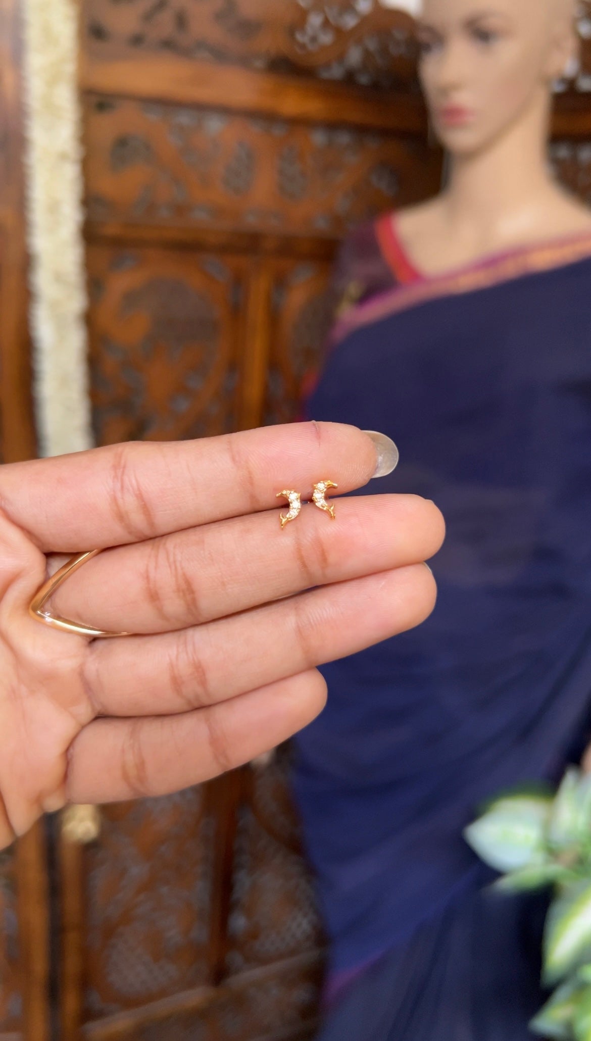 Baby earstud - dolphin white