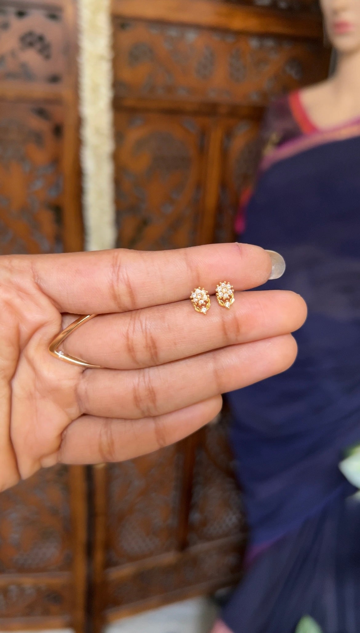 Baby earstud - sun flower white