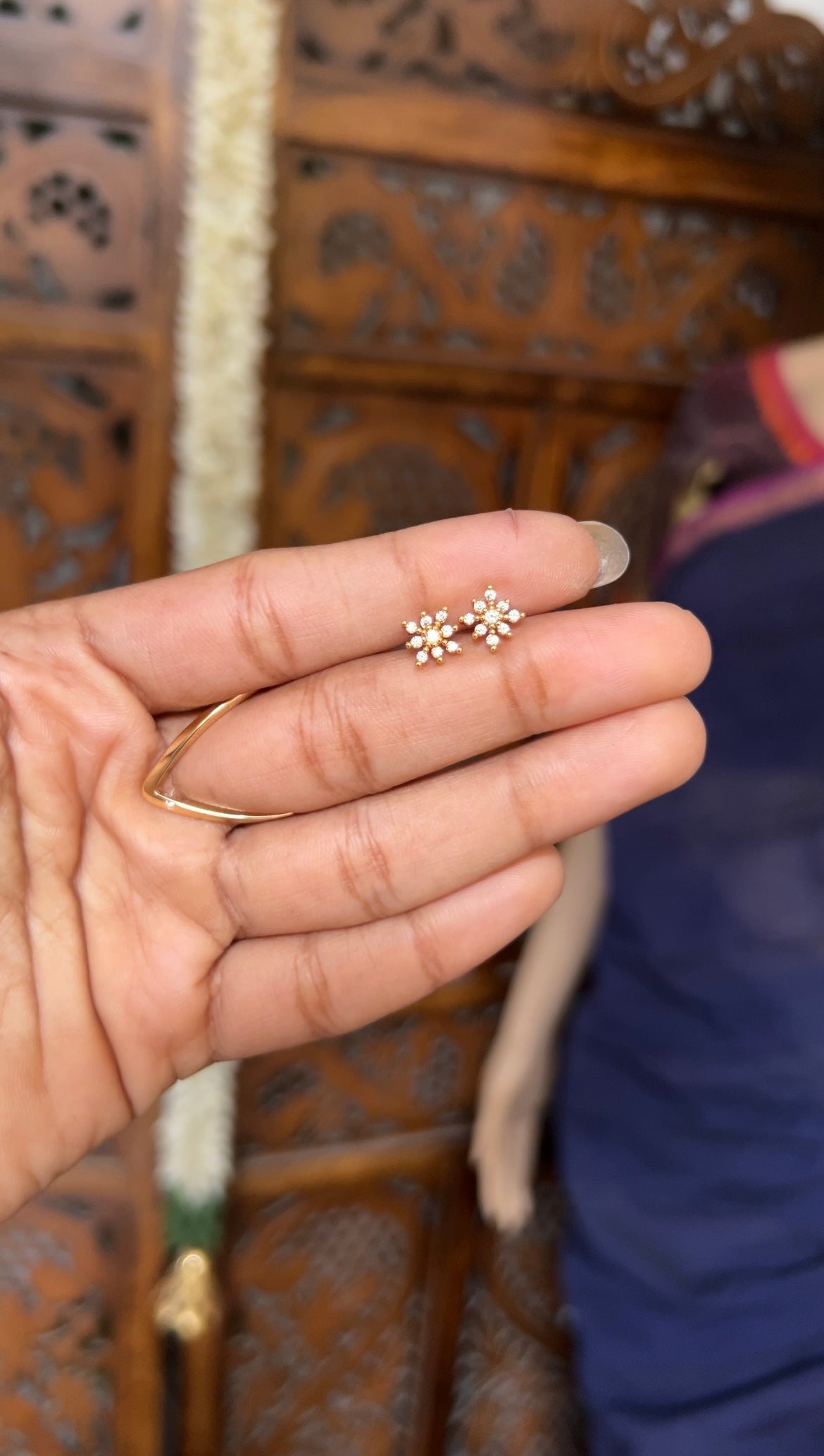 Baby earstud - 9 stone white