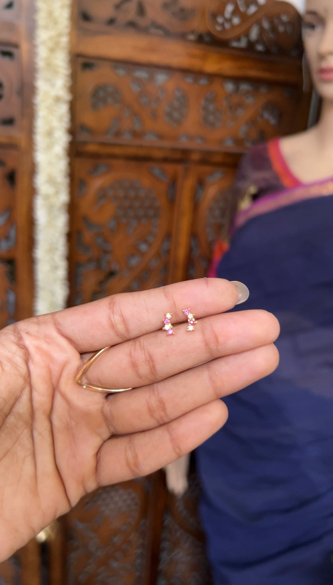 Baby earstud - side cuff ruby white