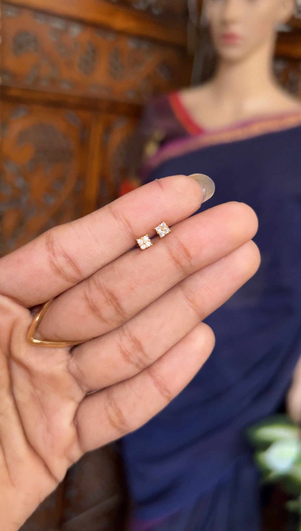 Baby earstud - square white