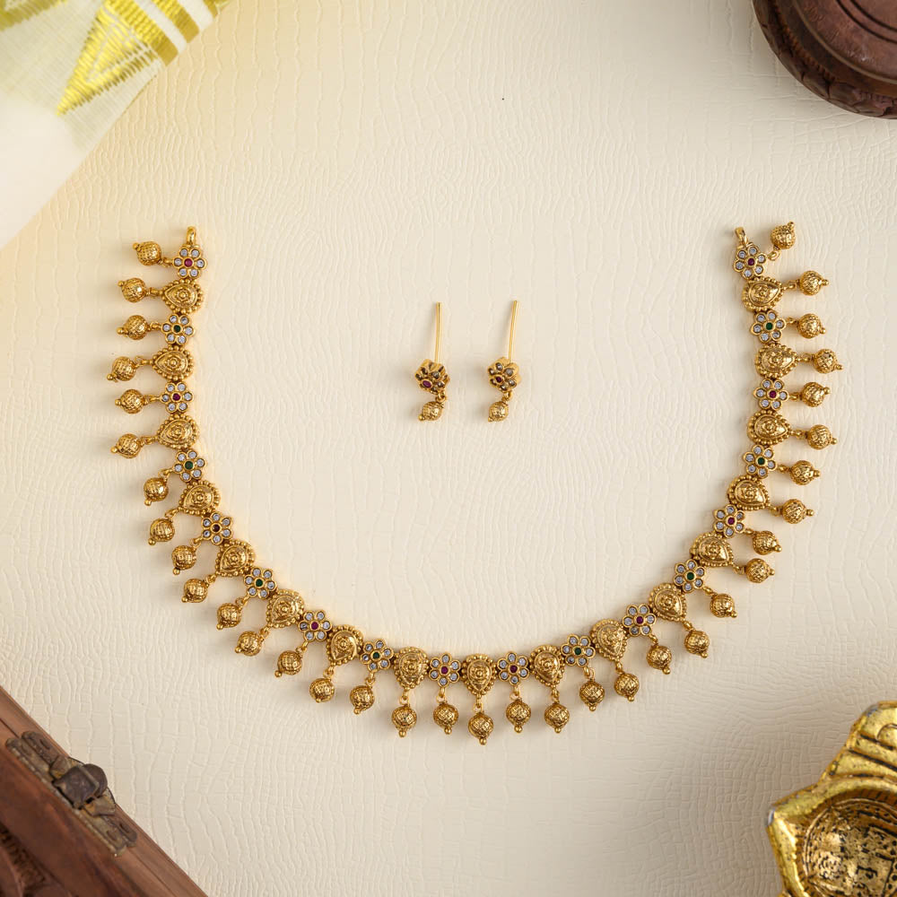 Kanmani floral neckpiece