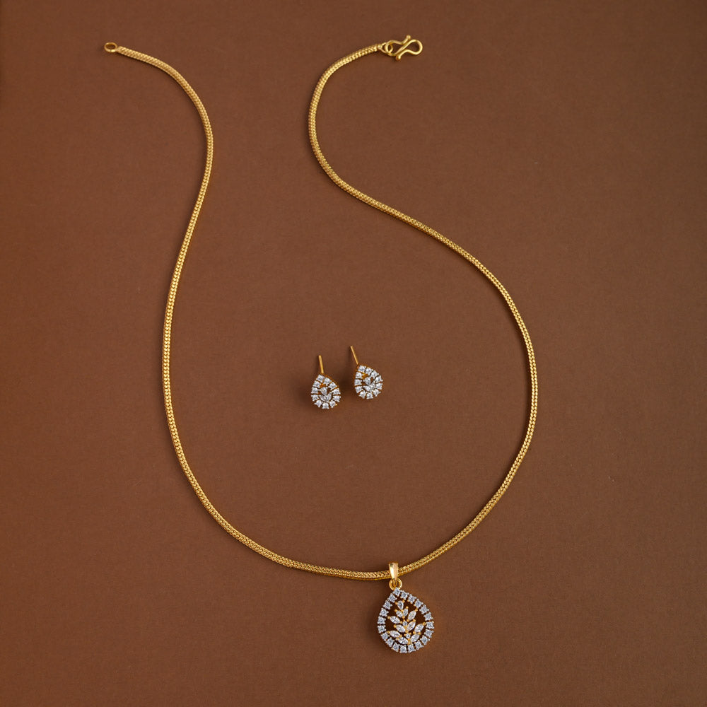 Mid - length pendent chain