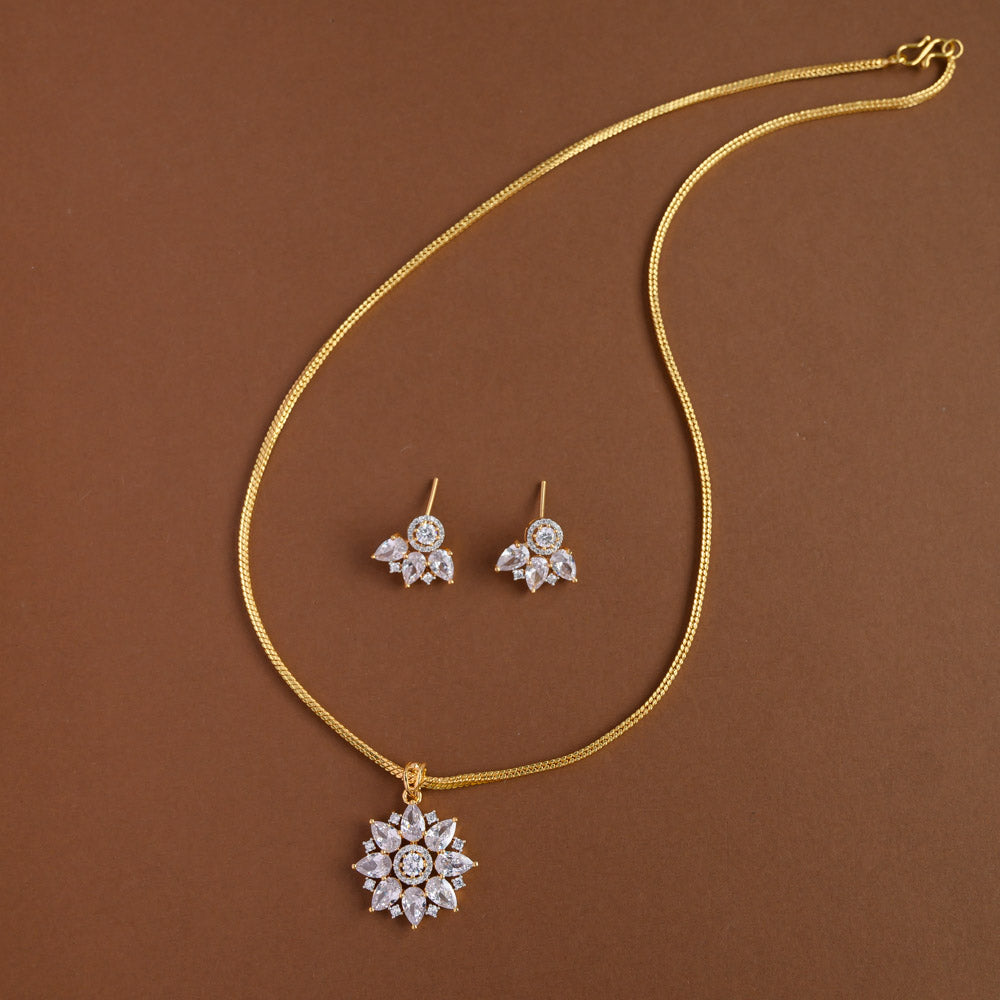 Mid - length pendent chain