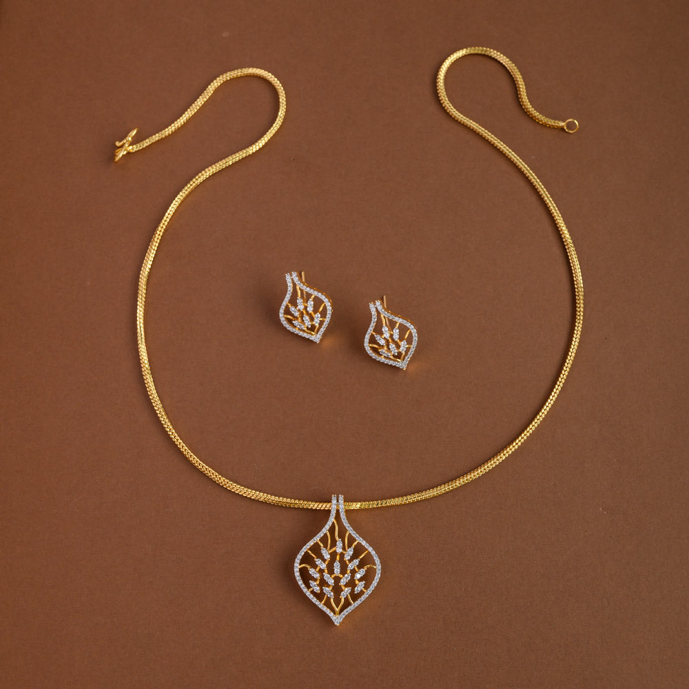 Mid - length pendent chain