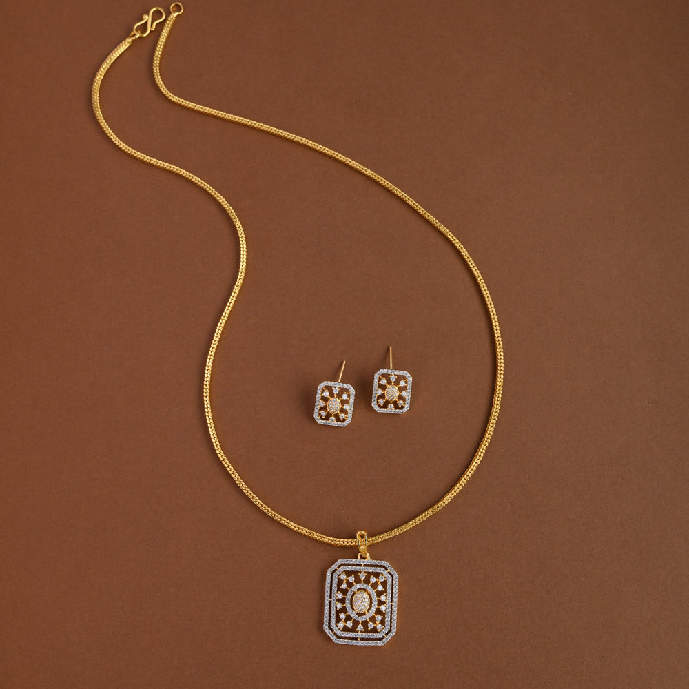 Mid - length pendent chain