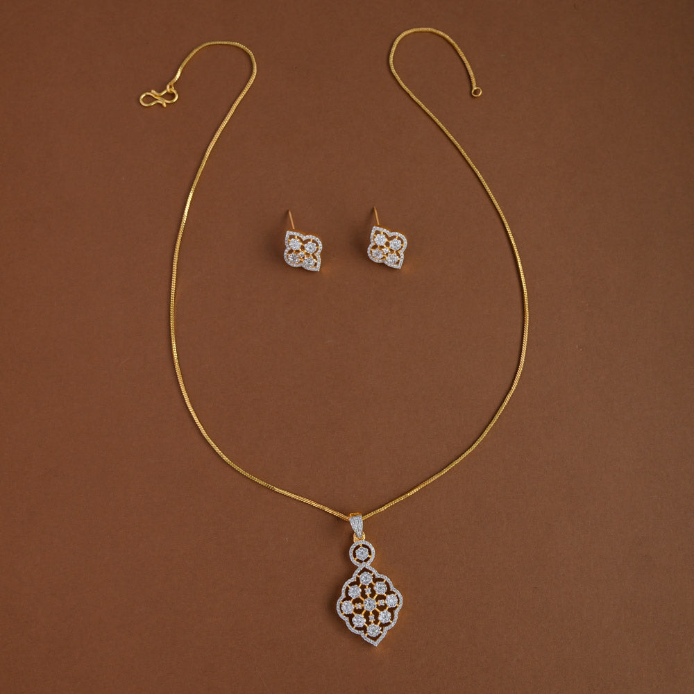 Mid - length pendent chain