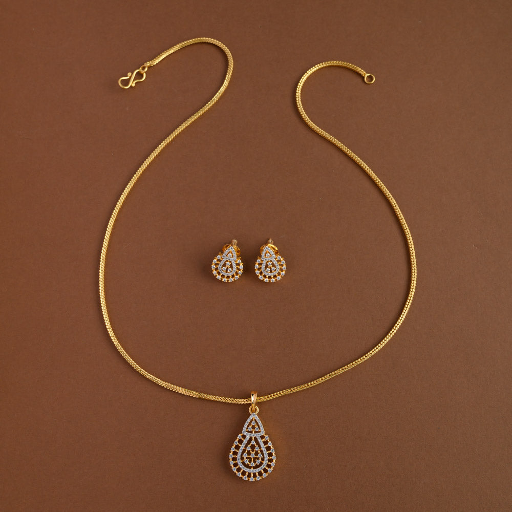 Mid - length pendent chain