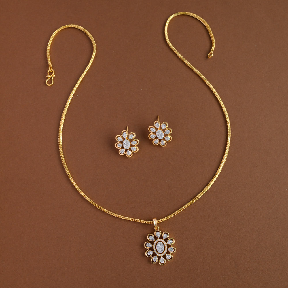 Mid - length pendent chain