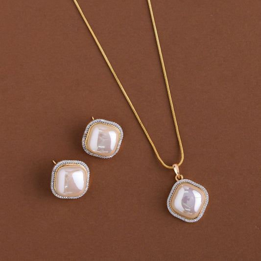 Mid - length pendent chain