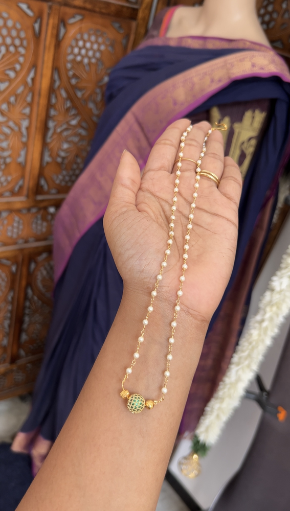 Midlength pearl chain