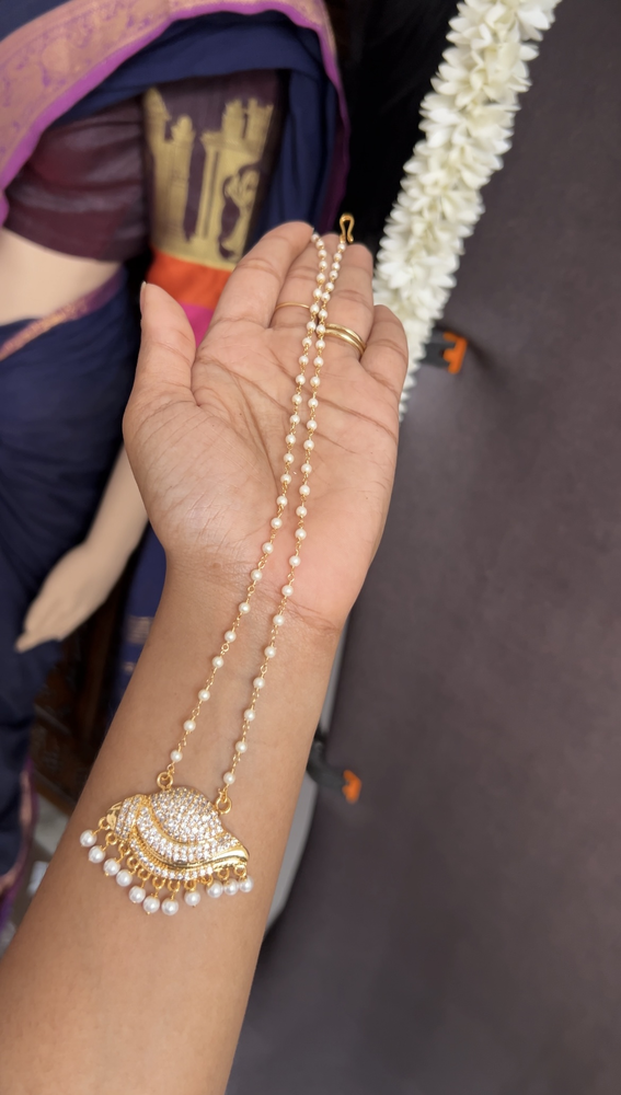 Midlength pearl chain