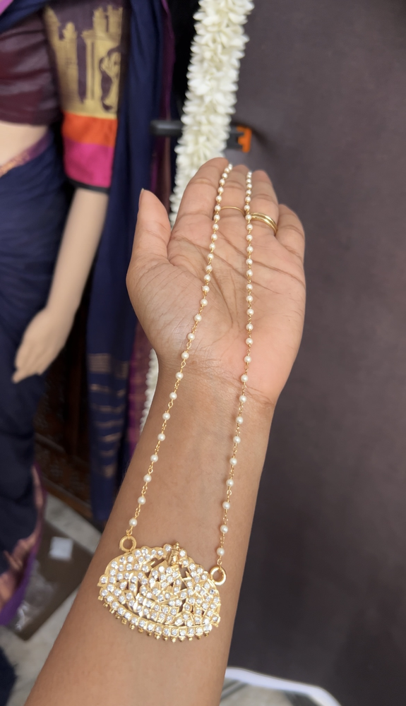 Midlength pearl chain