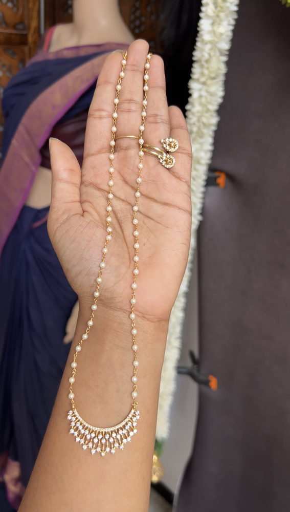 Midlength pearl chain