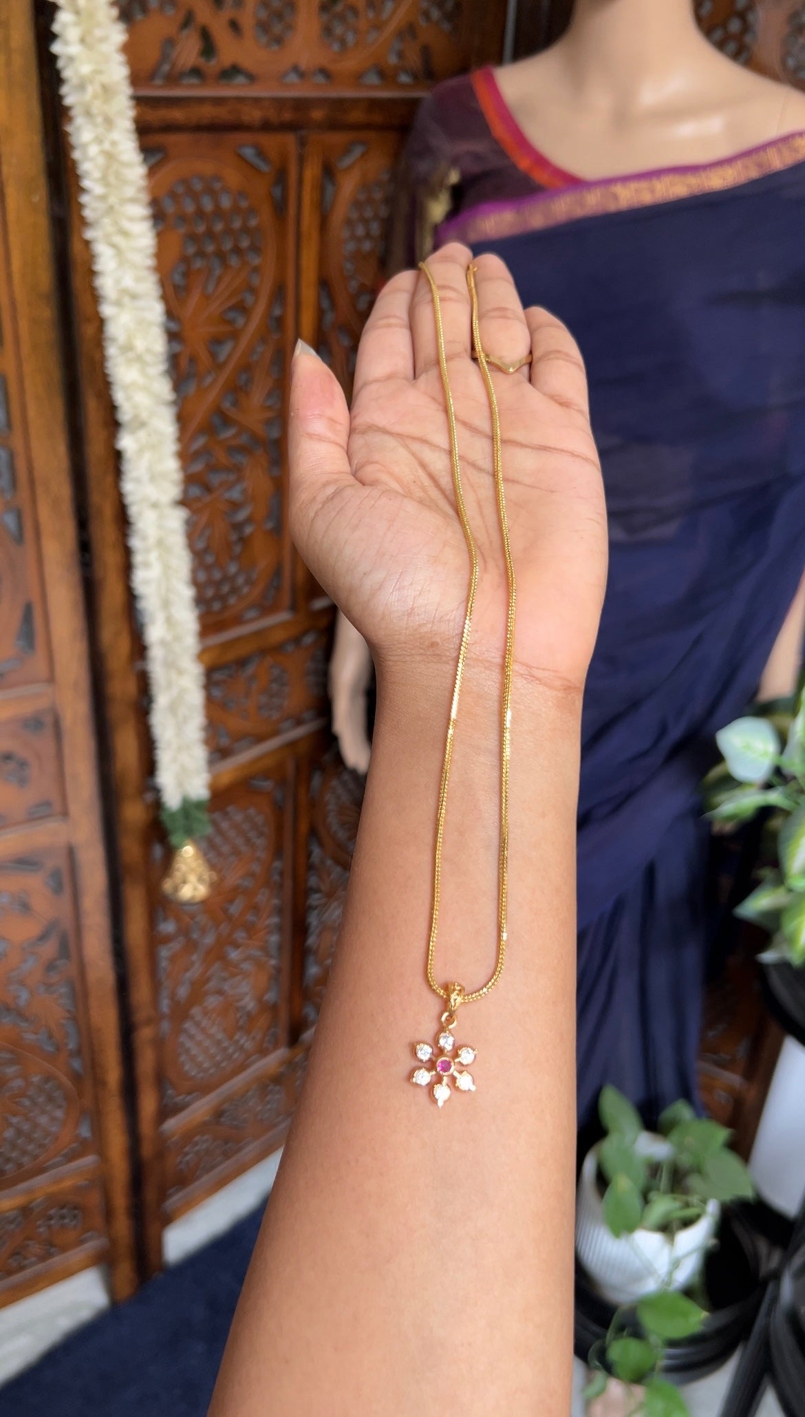 Dollar chain (floral white with ruby)
