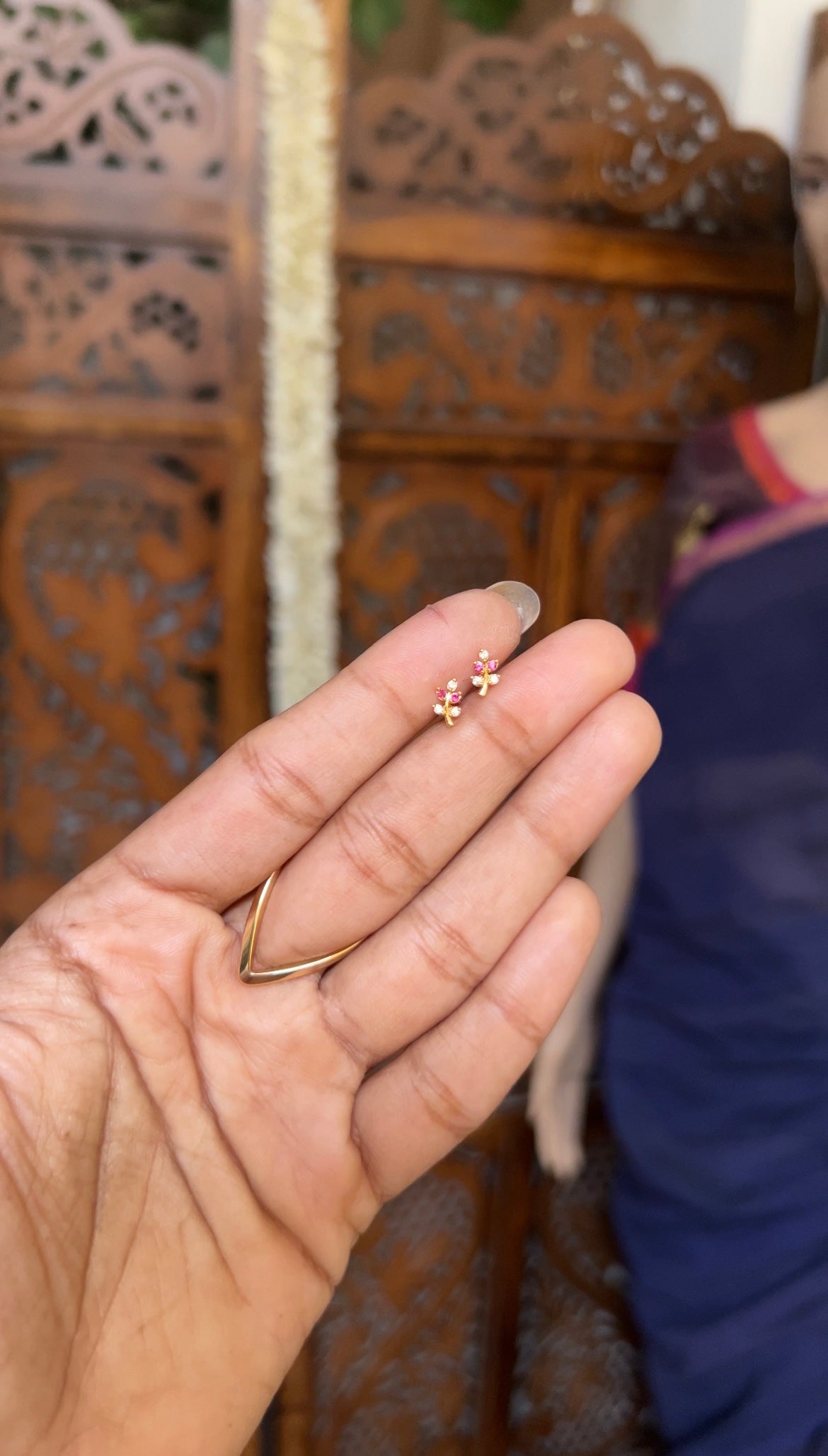 Baby earstud - leafy ruby white
