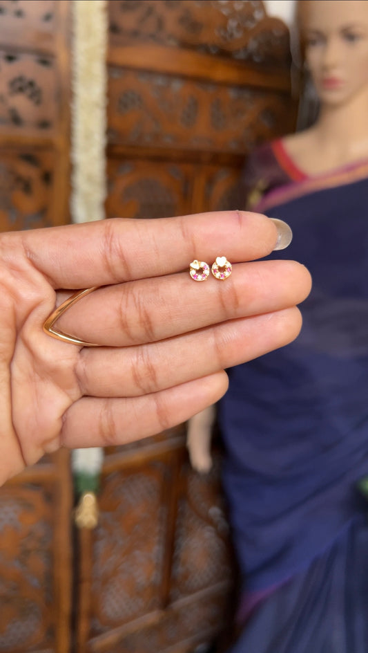 Baby earstud - hearty ruby white