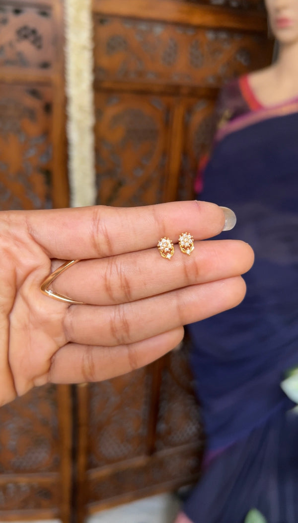 Baby earstud - sun flower white