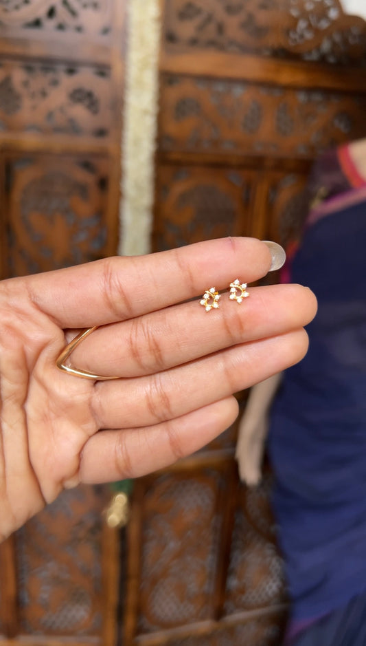 Baby earstud - Sumi white