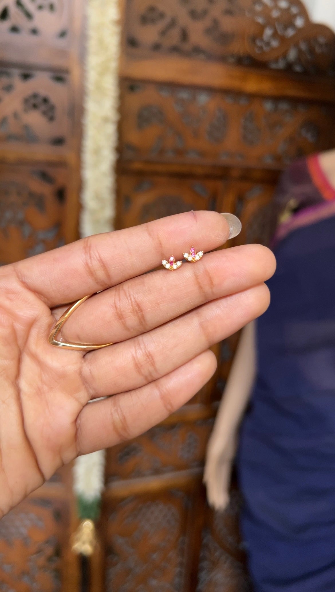 Baby earstud - Tulip ruby white