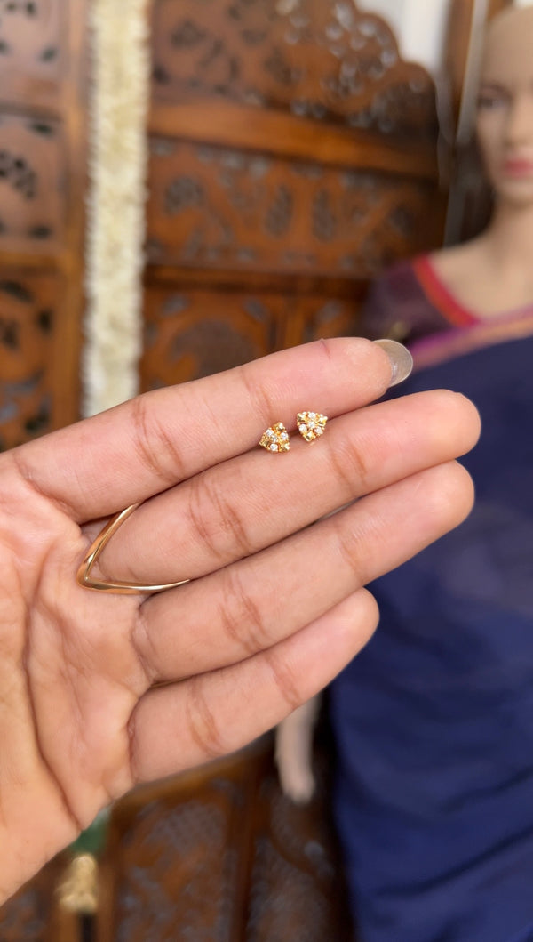 Baby earstud - Trio white