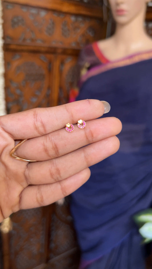Baby earstud - Hearty ruby