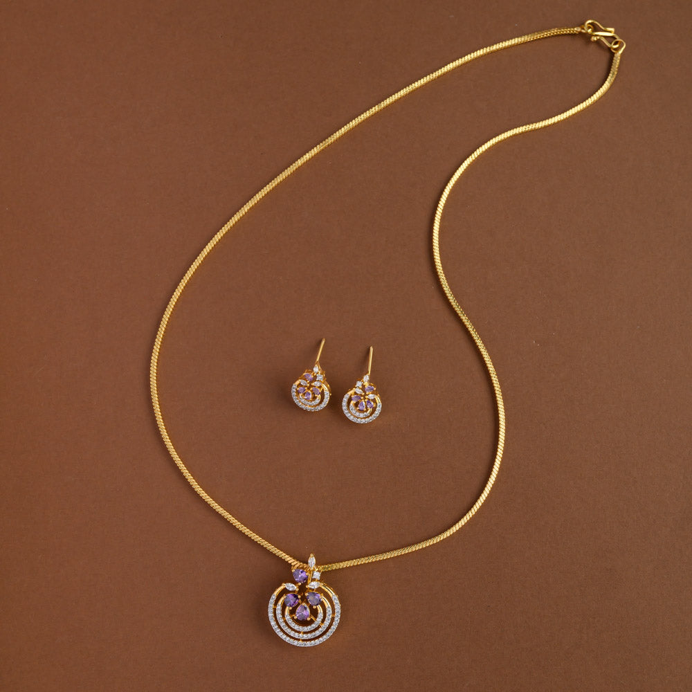 Mid - length pendent chain