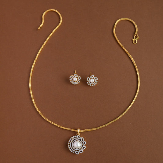 Mid - length pendent chain