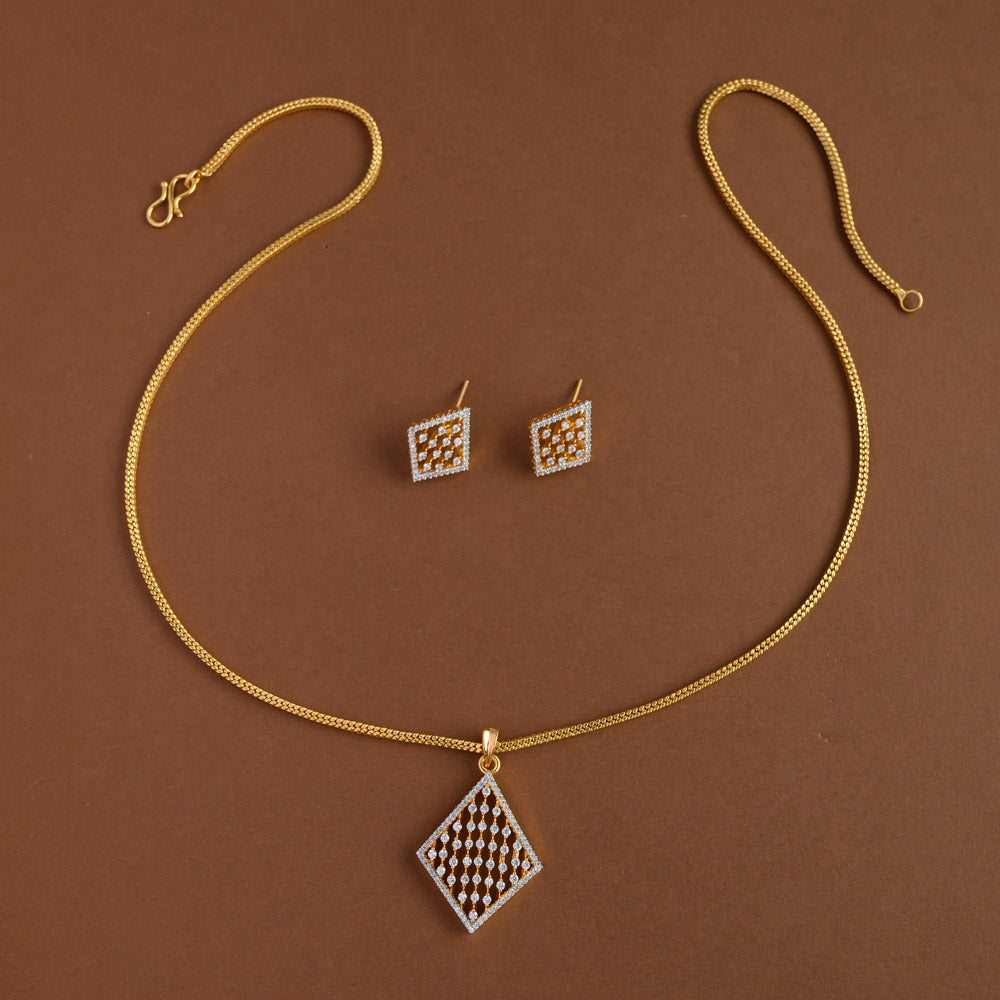 Mid - length pendent chain