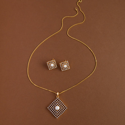 Mid - length pendent chain