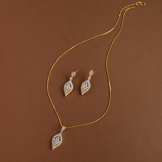 Mid - length pendent chain