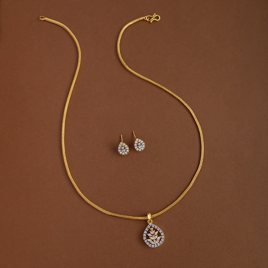 Mid - length pendent chain