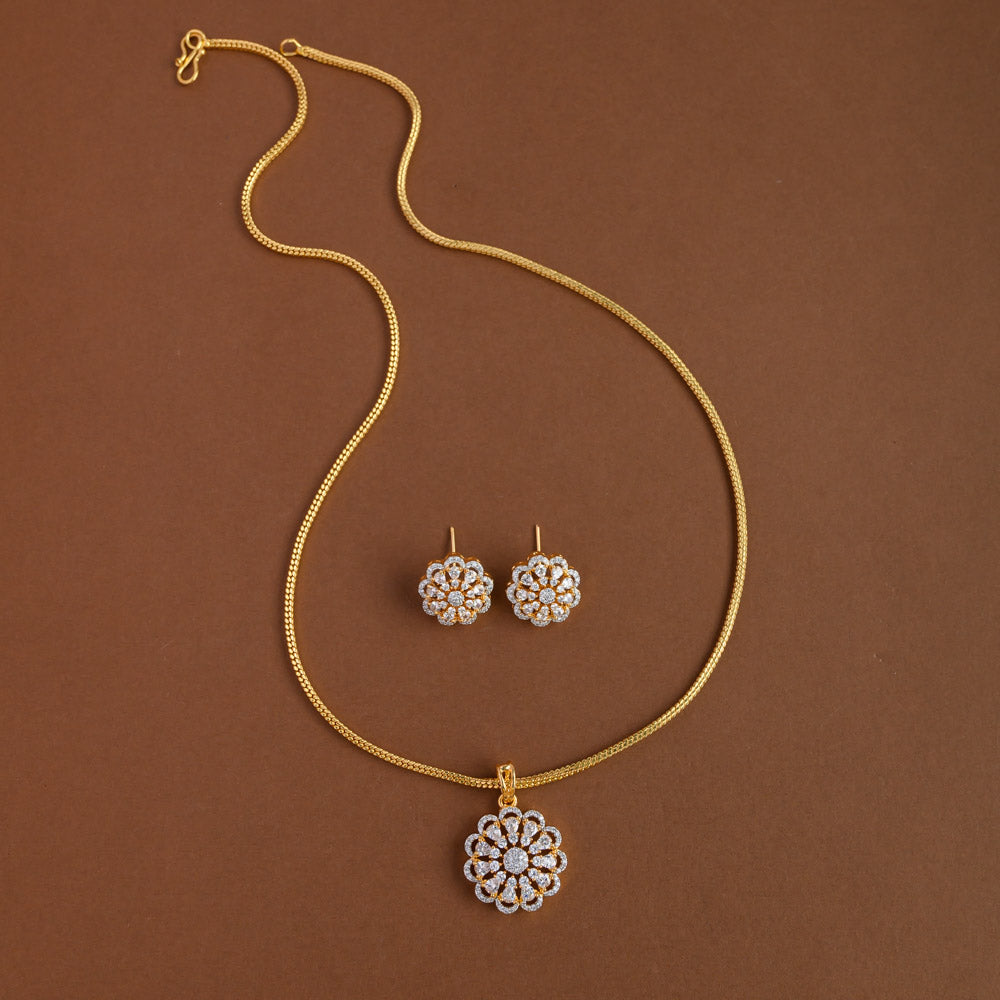 Mid - length pendent chain