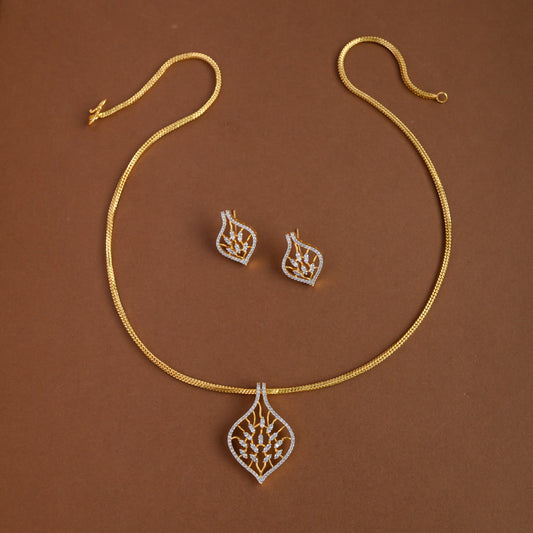 Mid - length pendent chain