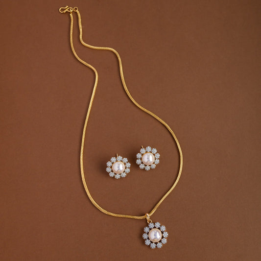 Mid - length pendent chain