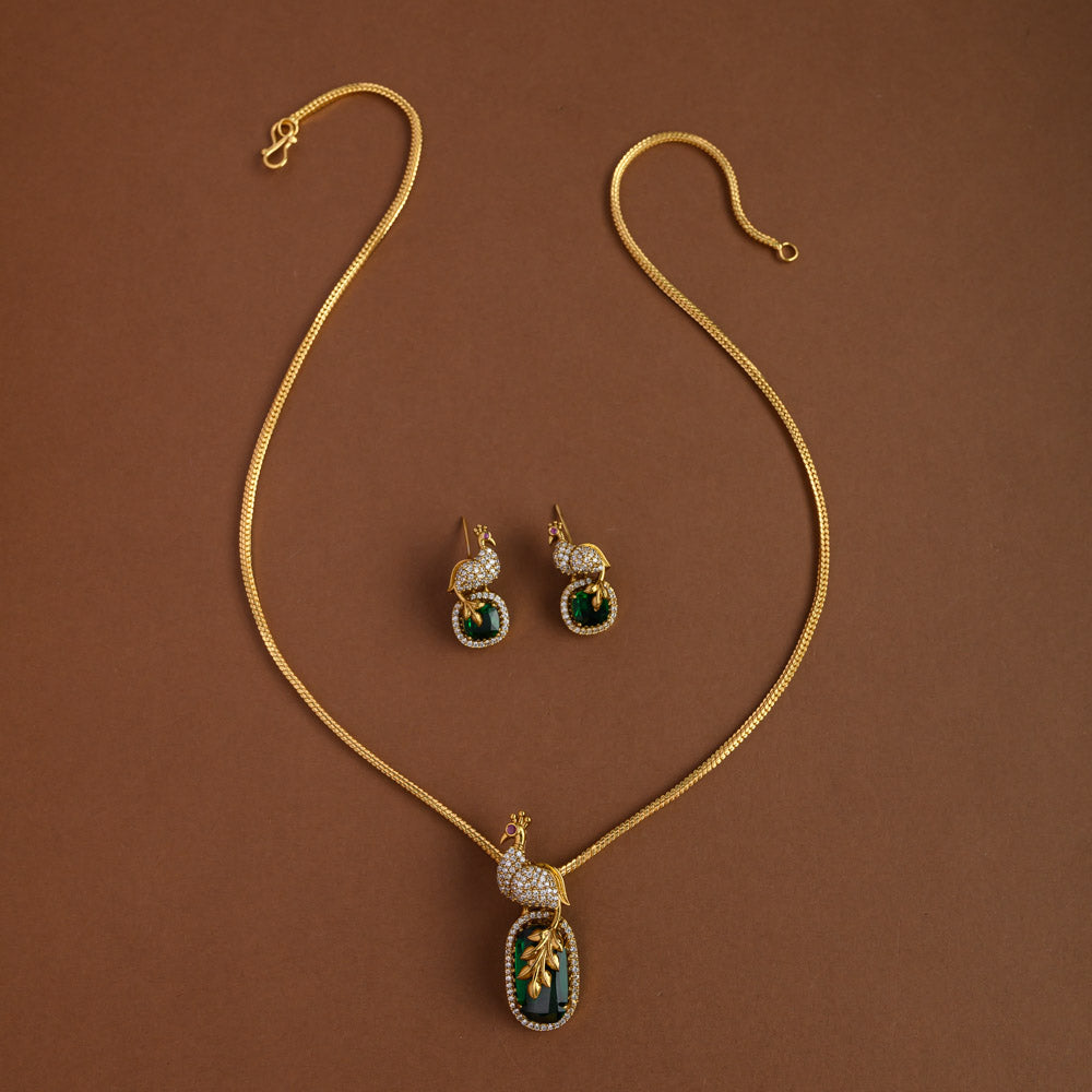 Mid - length pendent chain