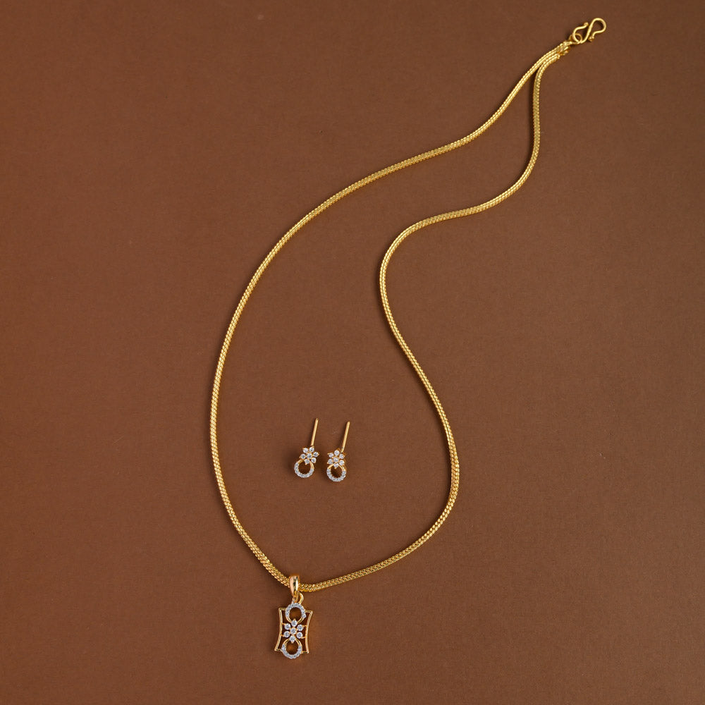 Mid - length pendent chain