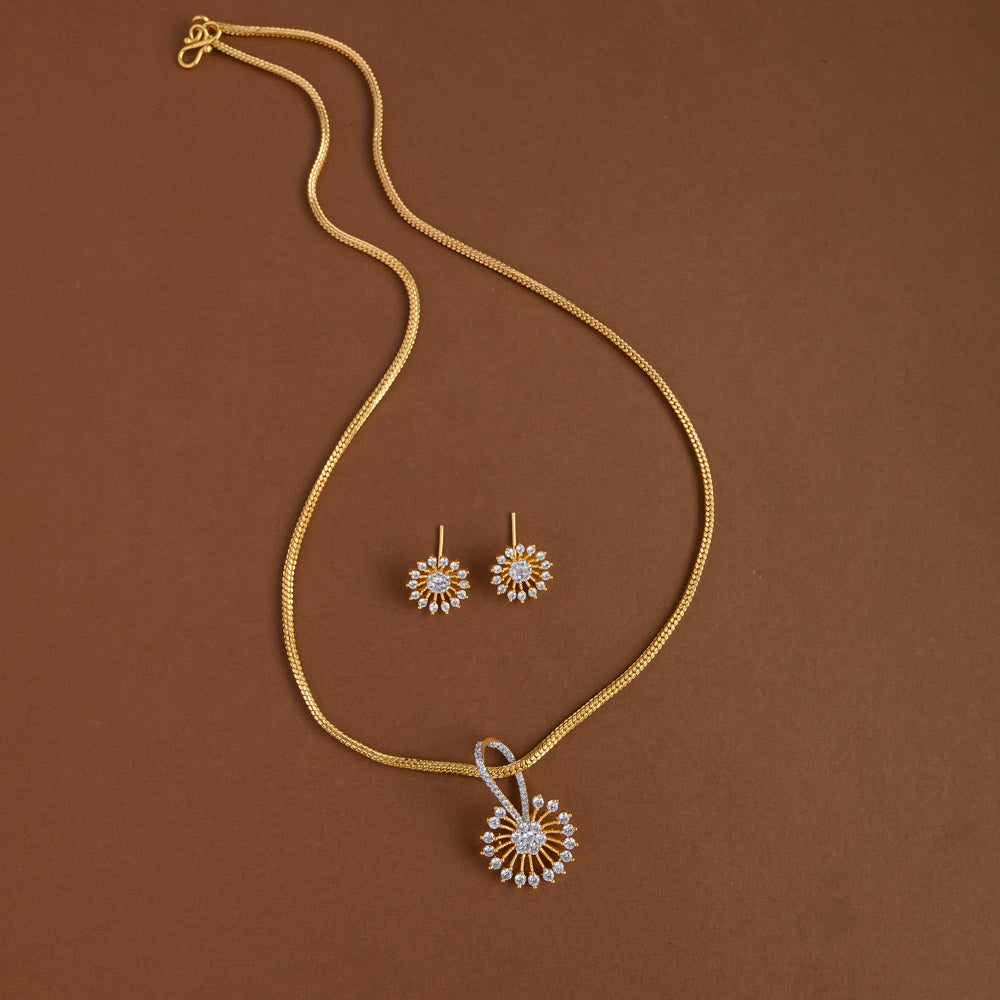 Mid - length pendent chain