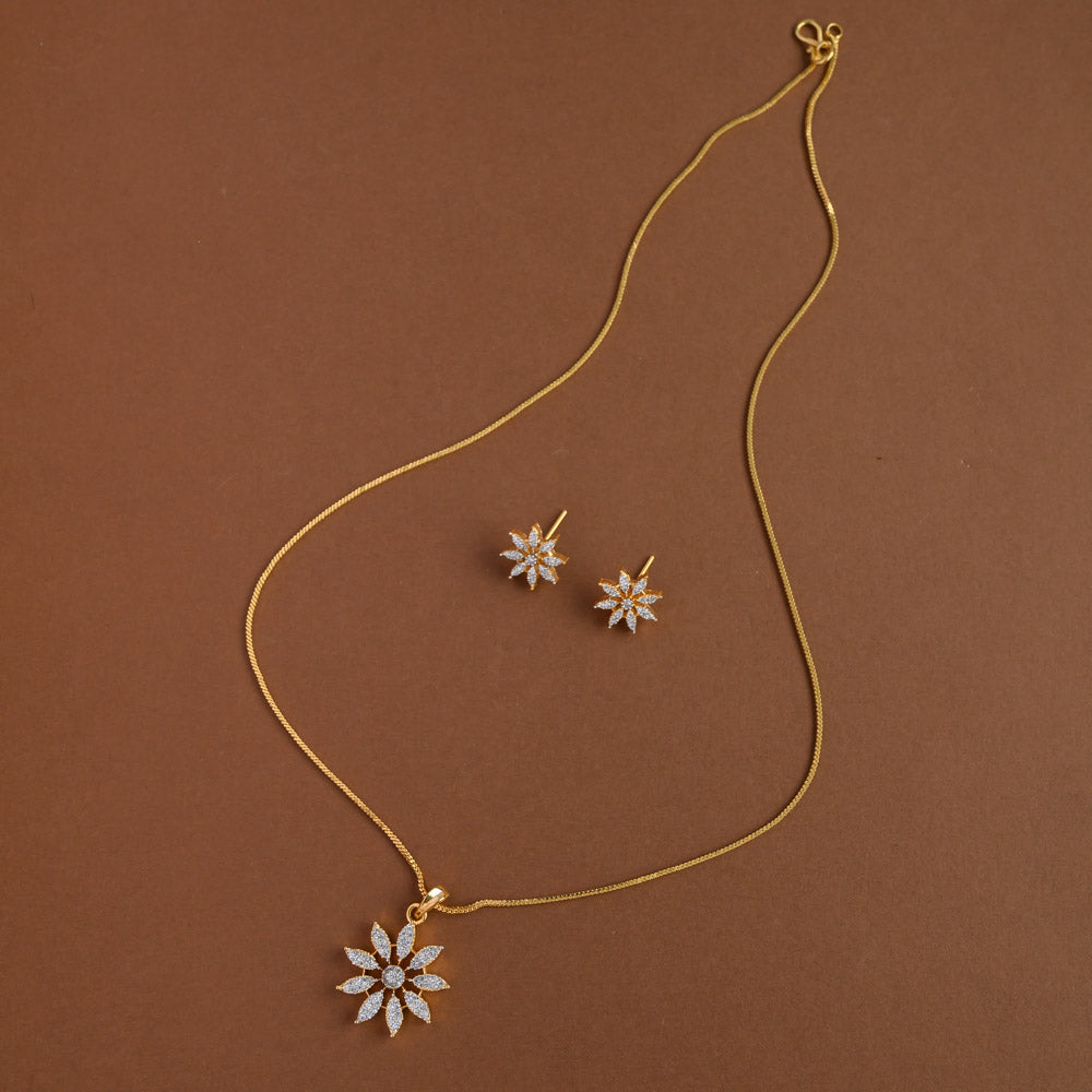 Mid - length pendent chain