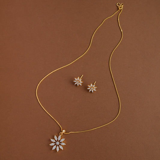 Mid - length pendent chain