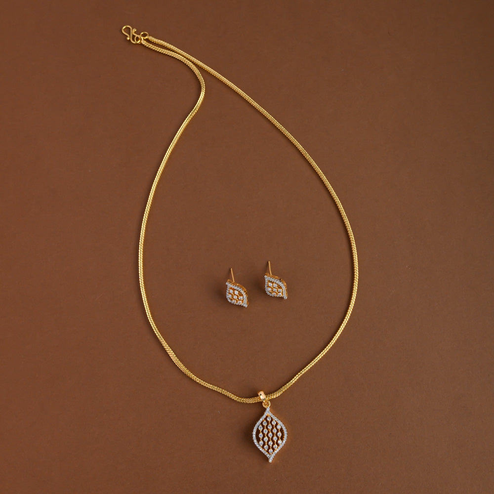 Mid - length pendent chain