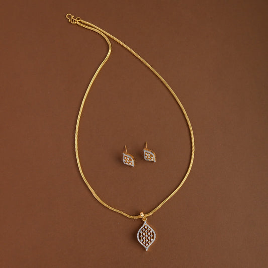 Mid - length pendent chain