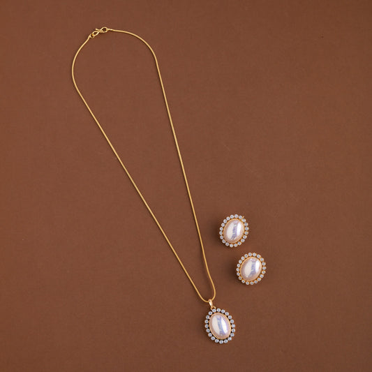 Diamond inspired pendent mid - length chain