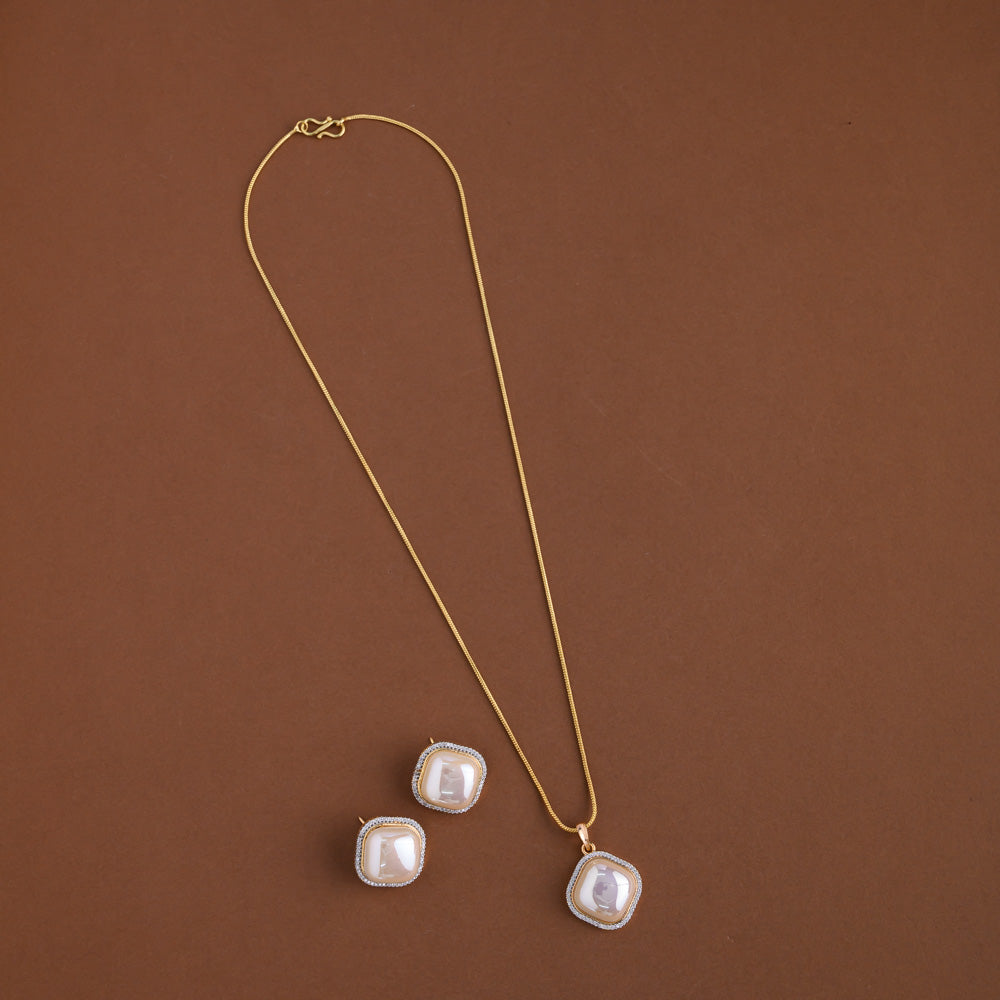 Mid - length pendent chain