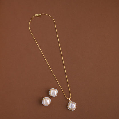 Mid - length pendent chain